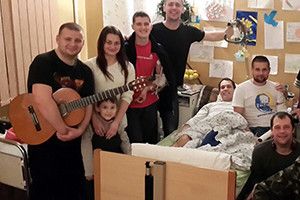 ЛІКУЄ БІЙЦІВ ПІСНЯМИ  Й ГРОЮ НА ГІТАРІ