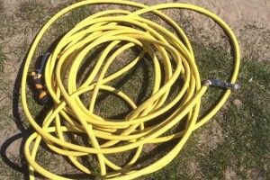 Карантин робить людей трохи дурними: на Рівненщині раніше цілком законослухняний 43-річний чоловік привселюдно поцупив у сусідки поливочний шланг