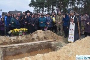 Двоє дітей не дочекалася тата з війни: на Волині попрощалися з воїном, який помер від тяжких поранень