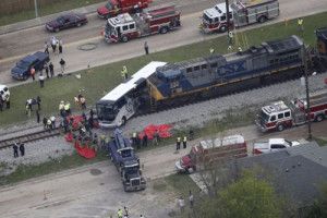 Жах: поїзд врізався в автобус, який застряг на колії (Фото)