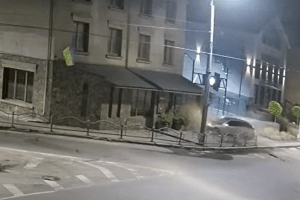 У Луцьку авто на швидкості влетіло в піцерію: з'явилося відео