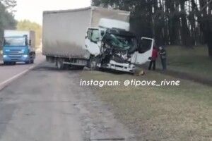 На Рівненщині вантажівка наїхала на саморобний трактор