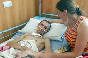 ВОНА ЧЕКАЄ НА ПОВЕРНЕННЯ З ПОЛОНУ ЧОЛОВІКА БІЛЯ ПОСТЕЛІ НЕРУХОМОГО СИНА...