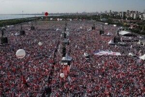 Ердогану рано розслаблятись: на майдан вийшло 100 тисяч людей (фото)