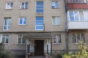 Володимирі-Волинському в під’їздах міських багатоповерхівок міняють старі дерев’яні вікна на нові енергозберігаючі