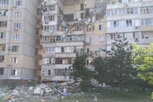 Потужний вибух газу у багатоповерхівці:під завалами шукають людей