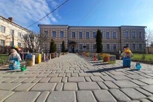 На Вінниччині на площі виставили 165 книг в пам'ять про вбитих росією дітей