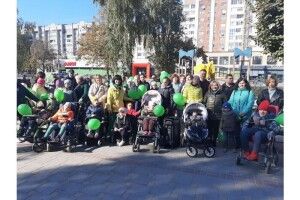 У Луцьку відбулася флешмоб-хода в підтримку хворих на ДЦП 