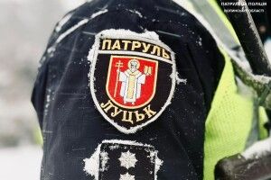 На Волині патрульні допомогли немічній жінці і військовому