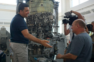 «Саме тут у Луцьку запроваджуються найкращі, конкурентні технології», – Гройсман під час візиту на завод «Мотор» (Фото, Відео)