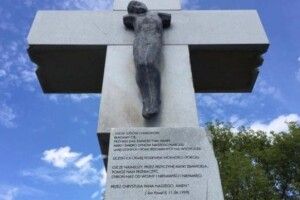 У Польщі «звірства бандерівців» проілюстрували замордованими українцями (Фото 18+)