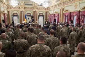 Порошенко завтра передасть ЗСУ чергову партію військової техніки 
