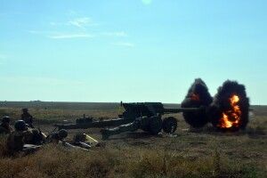 На Донбасі українські воїни стріляли із артилерії (Фто)