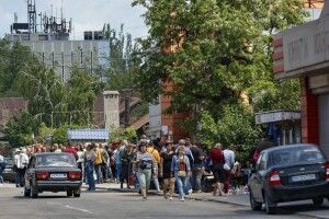 Гуманітарне пекло: маріупольці записуються у чергу на кілька днів наперед, аби отримати їжу