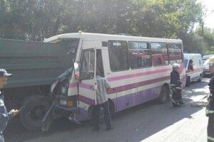 У Луцьку автобус врізався у вантажівку: 13 постраждалих (фото)