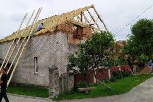 Рівненські патрульні відбудовують спалений блискавкою будинок свого колеги