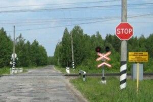 Водій маршрутки, який ризикуючи життям пасажирів проігнорував включені червоні мигаючі вогні на переїзді, знову на роботі