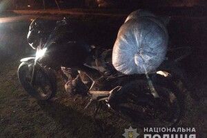 Їхав дядько на мопеді – віз мішок із бурштином (фото)