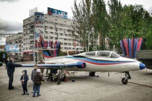 На центральну площу Донецька привезли літак у кольорах «ДНР»