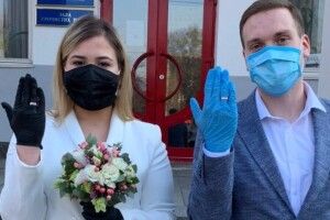 Наречені в масках: не всі відмовляються від укладення шлюбу (Фото)