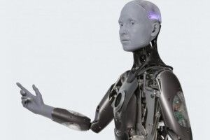 «Починає лякати»: робот-гуманоїд схопив людину, яка наблизилася до нього (Відео) 
