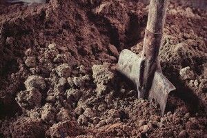 Копав могилу односельчанину: чоловік помер у власноруч виритій ямі