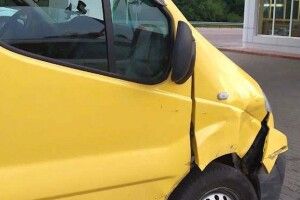 Знайшли за навігатором: на Рівненщині чоловік на викраденому бусі скоїв ДТП