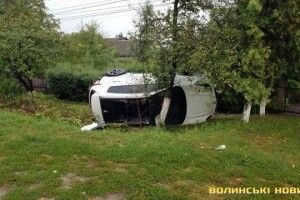 Під Луцьком внаслідок ДТП автомобіль злетів у кювет (Фото)