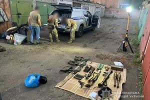 Гранатомет, міни та автомат: лучанин в гаражі зберігав цілий арсенал зброї