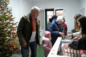 Напередодні Різдва у Володимирі роздали близько тисячі свічок (Фото)