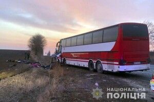 Вирвалися з пекла, щоб загинути в аварії: На Хмельниччині переселенці потрапили у жахливу ДТП (Фото)