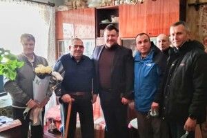 Нововолинський мер привітав тренера, який більше сорока років навчав дітей баскетболу
