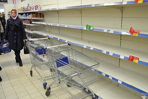 З ПРИЛАВКІВ ЗМІТАЛИ ВСЕ. ХТО ВИНЕН: ВЛАДА ЧИ ПАНІКЕРИ?