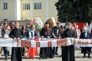 Лучани сказали матерям «люблю» вишитими рушниками (фоторепортаж)