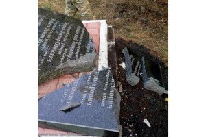 Поблизу Бахмута вандали розбили пам’ятник загиблим воїнам батальйону ім. Кульчицького