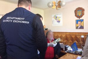 Головлікар попросив 500 баксів за посаду медсестри (фото)