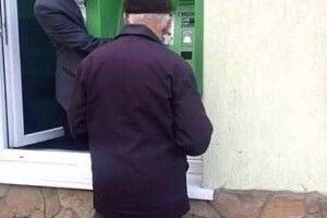 Мережу «підірвало» фото банкомату «з людиною всередині»