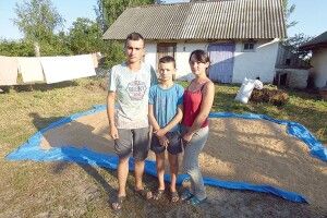 Круглі сироти, найстаршому з яких було 15 років, хазяйнувати навчилися самі