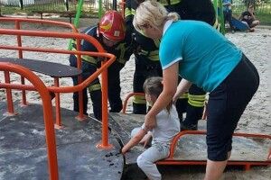 У Рівному дитині затисло руку на каруселі (Фото)