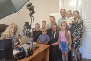 Одна родина — дев'ять паспортів: на Волині сім'я одночасно оформила документи