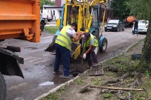 Двотижнева норма дощу: після негоди у Луцьку активно чистять зливові колектори