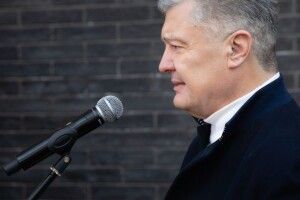 «Якби я міг купити вакцини, я б це зробив просто зараз» – Порошенко передав кисневі концентратори в лікарню на Київщині