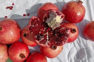 Нутриціологиня радить «бомбити» коронавірусну заразу часником та гранатами