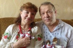 Мелодія сердець: він іде до слова, як до Бога, а вона повертає бійців на фронті у щасливе дитинство