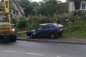 У Горохові «дев’ятка» врізалась у стовпа (Фото, відео)
