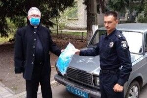 Священник ПЦУ за пожертви зібрані на Паску закупив маски для поліцейських та військових