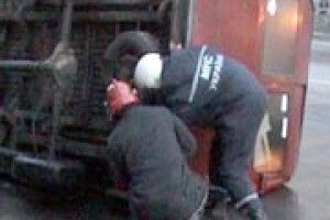 РЯТУВАЛЬНИКИ ВИЗВОЛИЛИ ВОДІЯ З РОЗБИТОГО АВТОМОБІЛЯ