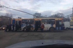 Пасажирам довелося штовхати тролейбуса, який «заглох» на перехресті в Рівному (фото)