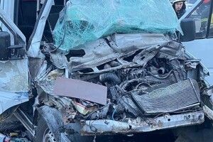 Масштабна ДТП : від удару у маршрутки зім'яло передню частину
