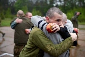 Сльози радості та рідна земля: 205 захисників повернулися додому з російського пекла (Фото)